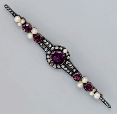 null BROCHE BARRETTE en or 18K et argent sertie de roses et d'améthystes, rehaussée...