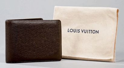 LOUIS VUITTON Portefeuille 12 cartes en box marron modèle Compact.
(Petites traces...