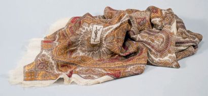 Yves Saint LAURENT Foulard en soie.
135 x 130 cm