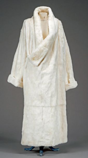 CHRISTIAN DIOR Manteau long en vison blanc, col asymétrique.
Taille 38.
