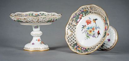 SAXE Suite de trois compotiers en porcelaine à décor polychrome et or d'oiseaux parmi...