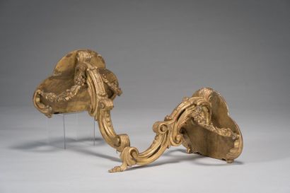 null PAIRE DE PETITES CONSOLES D'APPLIQUES en bois sculpté et doré.
Style Louis XV,...