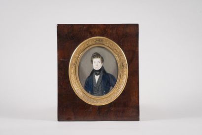 École Française du XIXe siècle Portrait d'homme à la redingote noire
Miniature ovale.
9,5...