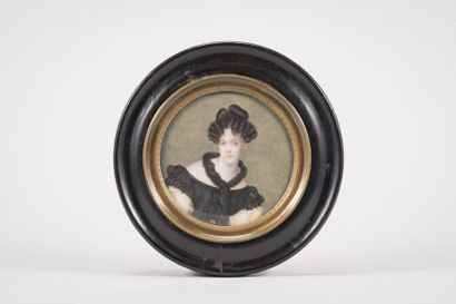 École Française du XIXe siècle Portrait de femme en robe et écharpe noire
Miniature...
