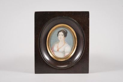École Française du XIXe siècle Portrait de femme de profil à la robe blanche à l'étole...