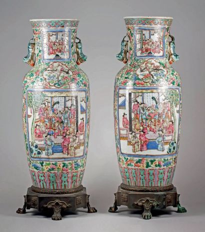 null CANTON Grande paire de vases en porcelaine polychrome à décor de fleurs et de...