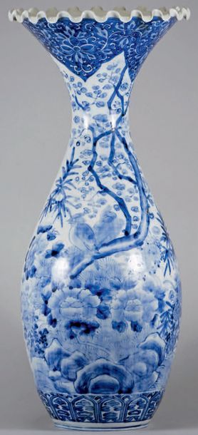 null VASE à long col évasé en porcelaine de Chine bleu et blanc à décor de fleurs...