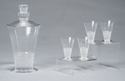 LALIQUE FRANCE Service à Porto, modèle Bourgueil, comprenant: quatre verres et une...