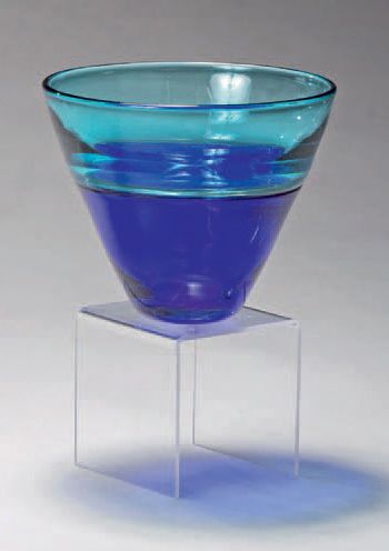 CHRISTIAN DIOR Vase conique en verre bleu dégradé.
Signé Stuart Akroyd.
H: 15 cm