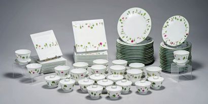 HERMES Paris Service de table en porcelaine, modèle Mesclun, comprenant: quatorze...