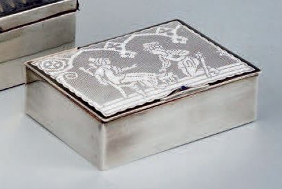null Boîte en argent (950/ 1 000e), le couvercle émaillé blanc à décor ajouré d'une...