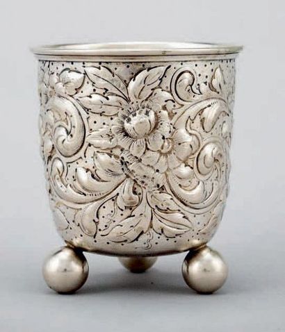 null Timbale en argent (800/1 000e) à décor repoussé de feuillages en enroulement,...