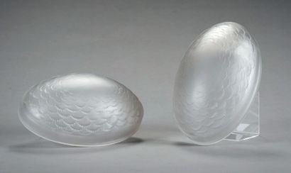 RENE LALIQUE (1860-1945) 
Paire d'appliques ovales modèle «Sussex»
En verre blanc...