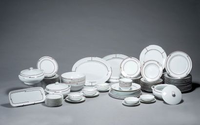 HERMES Important service de table en porcelaine, modèle «Rythme»
Comprenant:
- 3...