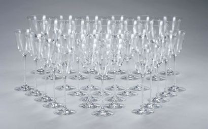 BACCARAT Service de verres en cristal
Comprenant:
- 11 grands verres.
- 11 verres...