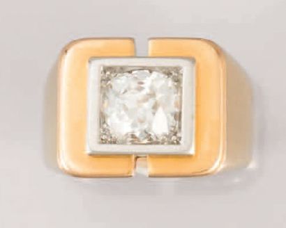 null Bague chevalière en or jaune (750/1 000e) avec diamant solitaire (env. 2 ct).
Poids:12...