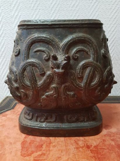 null CHINE : Vase Hu en bronze à patine brune nuancée, à décor en relief de rinceaux...