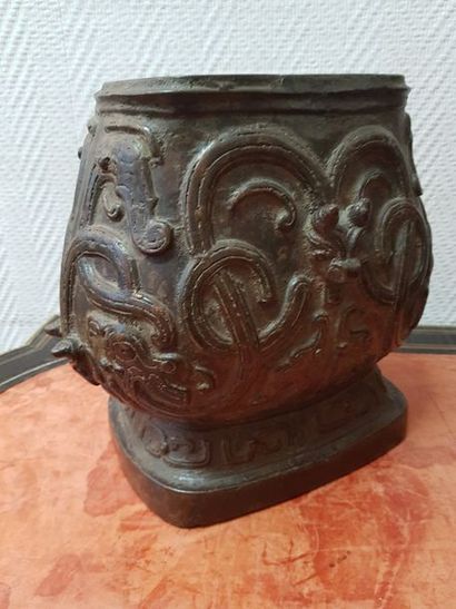 null CHINE : Vase Hu en bronze à patine brune nuancée, à décor en relief de rinceaux...