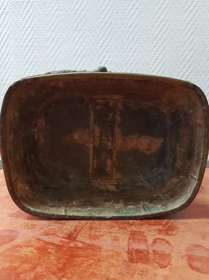 null CHINE : Vase Hu en bronze à patine brune nuancée, à décor en relief de rinceaux...
