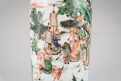 CHINE Vase rouleau en porcelaine à décor polychrome aux émaux de la famille verte...