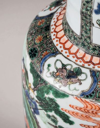 CHINE Vase rouleau en porcelaine à décor polychrome aux émaux de la famille verte...