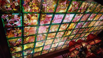 null Ensemble de 91 vitraux à décor floral stylisé.
Style 1900.
60 x 60 cm chaque.
(Accident...