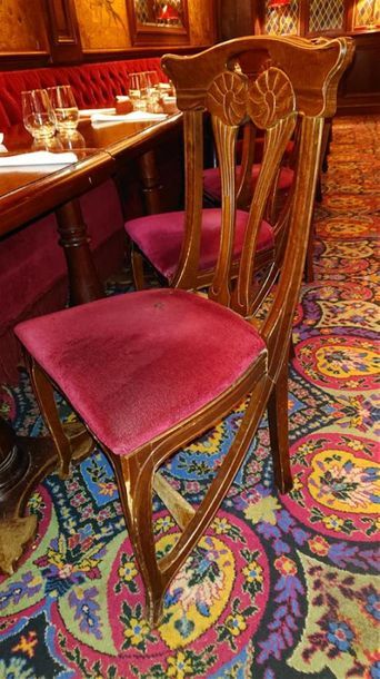 null Douze chaises en bois teinté, dossier à bandeau ajouré à motif de deux amarantes...