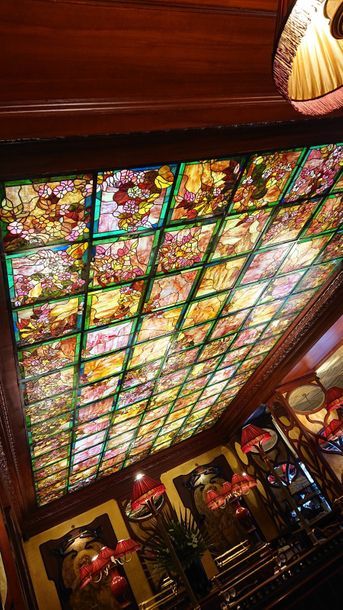 null Ensemble de 91 vitraux à décor floral stylisé.
Style 1900.
60 x 60 cm chaque.
(Accident...