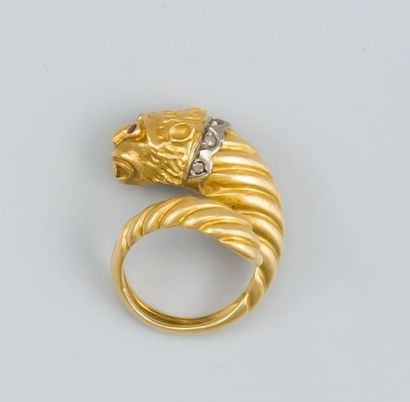 null Bague en enroulement en or jaune 750/1000 à tête de lion à collier de brillants...