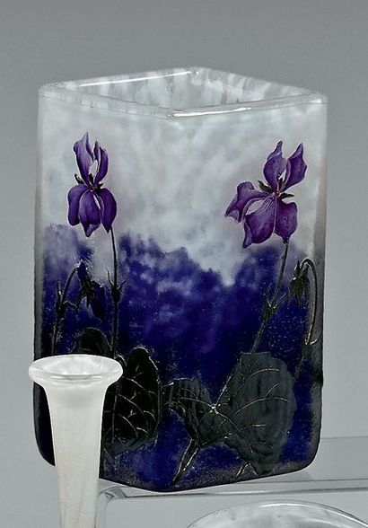 DAUM Vase à section carrée. Épreuve de tirage industriel réalisée en verre marmoréen...