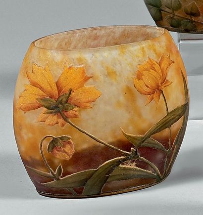 DAUM Vase oblong. Épreuve de tirage industriel réalisée en verre marmoréen jaune...