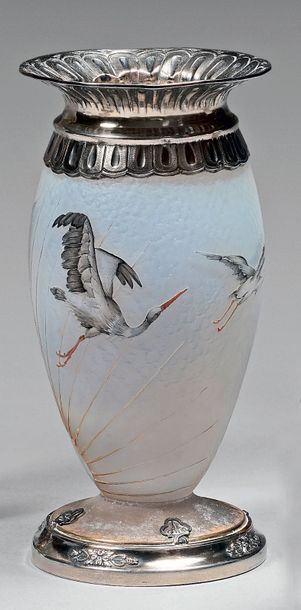 DAUM Vase ovoïde. Épreuve de tirage industriel réalisée en verre marmoréen bleu ciel....