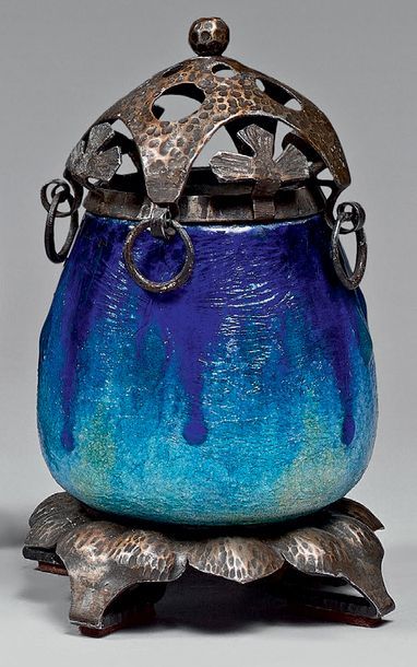 Camille FAURÉ (1874-1956) 
Brûle-parfum ovoïde en cuivre, émaillé bleu à base et...