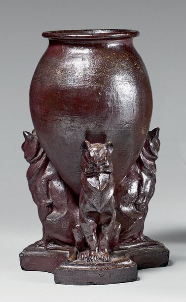 Attribué à Louis Albert Carvin (1875-1951) 
Vase en grès à décor de trois chats en...