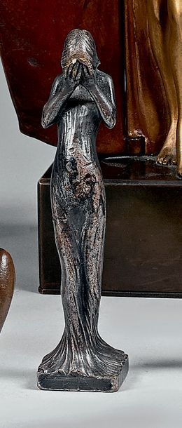 K. FRIEDRICH Cachet «Femme avec son visage dans ses mains». Épreuve en bronze à patine...