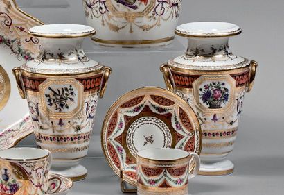 BORDEAUX Paire de vases à piédouche et col étranglé, munis d'anses, à décor polychrome...