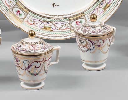 BORDEAUX Deux pots à crème couverts à piédouche, à décor polychrome et or de guirlandes...