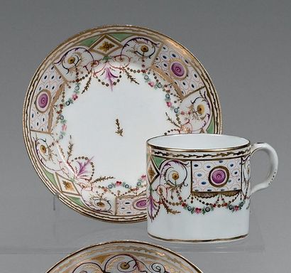 BORDEAUX Paire de tasses litron et leurs sous-tasses, à décor polychrome et or de...