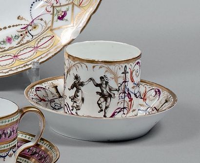 BORDEAUX Tasse litron et sa sous-tasse, à décor polychrome et or d'un couple de jeunes...