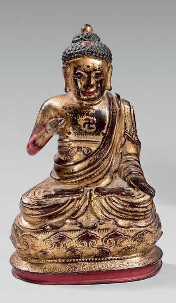 VIETNAM - XVIIIe siècle 
Statuette de bouddha en bronze laqué rouge et or, assis...