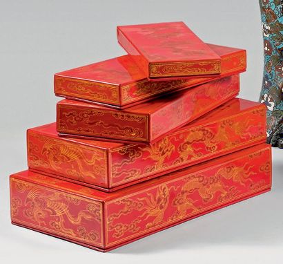 CHINE - XXe siècle 
Ensemble de cinq boîtes gigognes en laque rouge à décor de lettrés,...