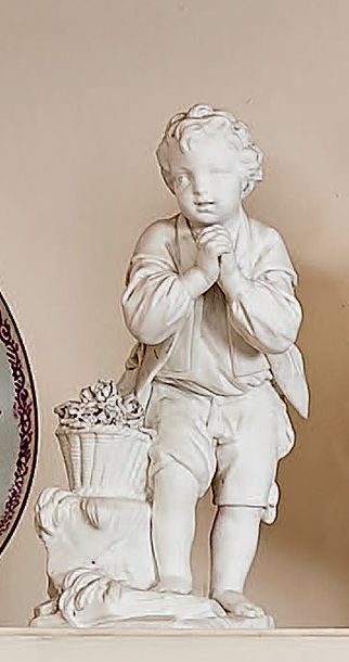 SÈVRES Paire de statuettes en biscuit tendre: Le jeune suppliant et La petite fille...