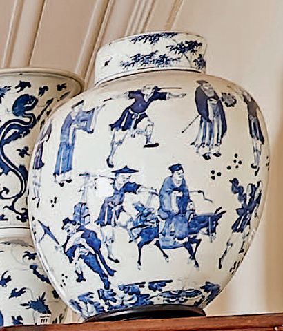 CHINE Paire de pots à gingembre couverts à décor en camaïeu bleu de personnages,...