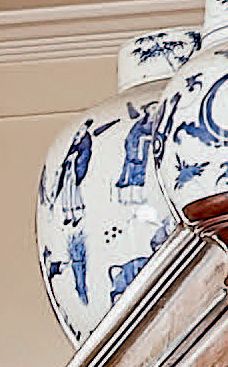 CHINE Paire de pots à gingembre couverts à décor en camaïeu bleu de personnages,...