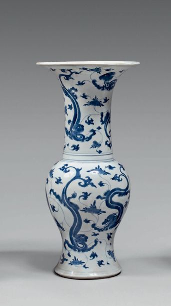 CHINE Grand vase cornet décoré en camaïeu bleu de dragons.
XVIIIe siècle, Époque...