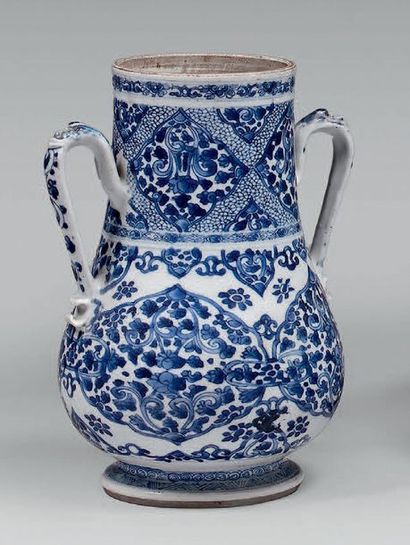 CHINE Vase à deux anses à décor en camaïeu bleu de réserves fleuries.
XVIIIe siècle,...
