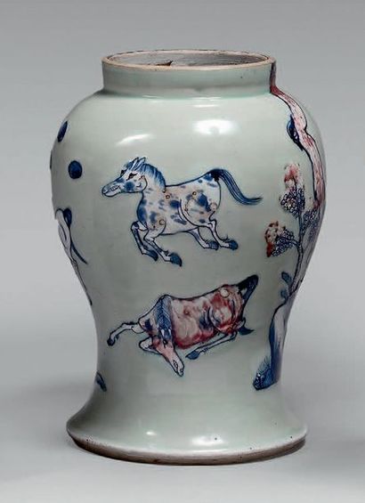 CHINE Corps de vase à décor bleu et violet de manganèse sur fond céladon de chevaux...