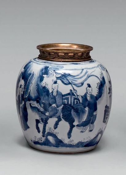 CHINE Vase boule à décor en camaïeu bleu de cavaliers et rocher fleuri.
XVIIIe siècle,...