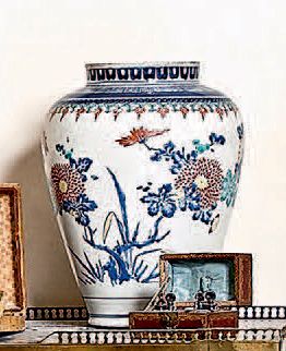 CHINE Quatre petits vases d'applique à décor polychrome de la Famille rose ornés...