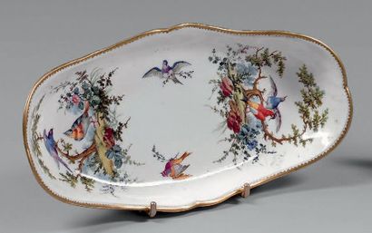 SÈVRES Paire de petits plateaux navette à décor polychrome d'oiseaux, marqués.
1784,...